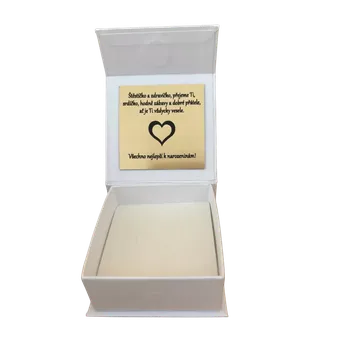 Šperkovnice Bílá dárková krabička na šperky s kovovou destičkou a gravírovaným přáním „Miláček“. Vhodná pro prsten, náušnice nebo přívěsek. Ideální dárek k narozeninám pro dítě
