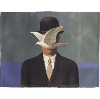 prostírání Prostírání na stůl Muž v buřince René Magritte