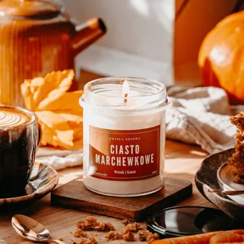 Svíčka Sójová svíčka s šperkem MRKVOVÝ DORT Wosk i Knot