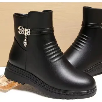 Dámské kozačky Zimní dámské kožené sněhule s přívěskem Barva: Černá, Velikost: 40