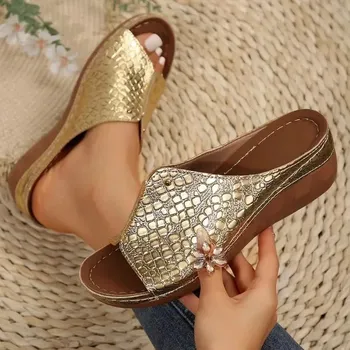 Dámská obuv Dámské sandály s platformou a metalickým vzhledem Barva: Zlatá, Velikost: 43