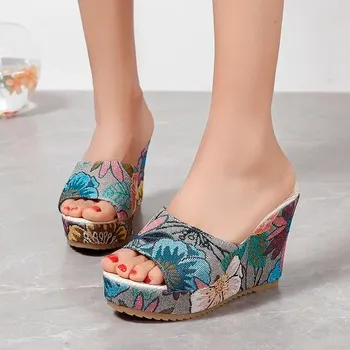 Dámské sandále Elegantní pantofle na klínku s květinami Barva: Šedá, Velikost: 39