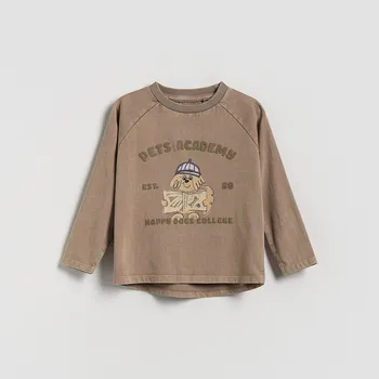 Chlapecké tričko Reserved - Bavlněné tričko s potiskem a dlouhými rukávy - kávová - 074FI-84X - 074FI-84X-92