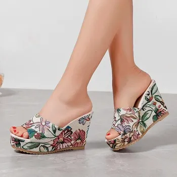 Dámské sandále Elegantní pantofle na klínku s květinami Barva: Béžová, Velikost: 35