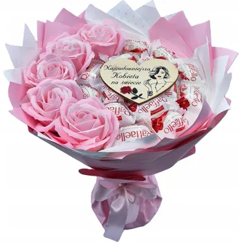 Obraz Dárkový koš se sladkostmi Raffaello a mýdlovými růžemi ke Dni žen