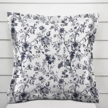 Povlak na polštářek Bavlněný povlak na polštář s lemem Sandra SA-638 Temně modré květiny na bílém 50 x 50 cm