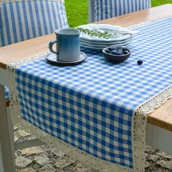 ubrus Běhoun z pomněnkového kanafasu s širokou krajkou Vzor kanafasu: Kostky 12x12mm se vzorem, Běhoun rozměr: 45x200cm