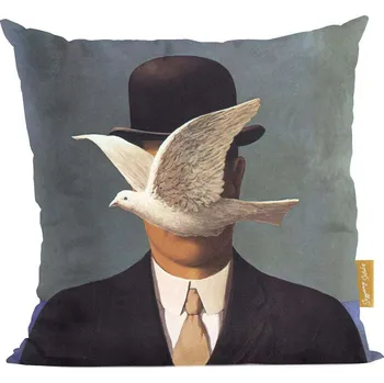 Polštář Polštář Muž v buřince od Reného Magritta