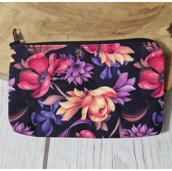 Kosmetická taška Yháček Kosmetická taštička Yháček, Květy na tmavém podkladu