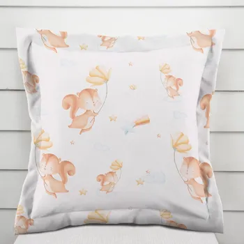 Povlak na dekorativní polštářek Dětský bavlněný povlak na polštář s lemem Sandra SA-643 Veverky s květinami na bílém 40 x 60 cm