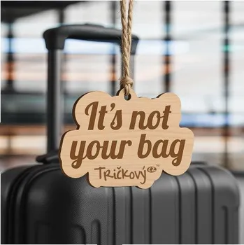 Žertovný předmět It's not your bag - dřevěná visačka na kufr s gravírováním- Tričkový.cz