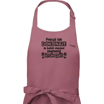 Kuchyňská zástěra Pracuji dokonale krok zpět - Dámská zástěra na vaření - Univerzální velikost ( Starorůžová )