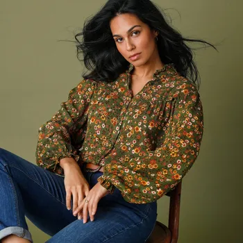 Dámská halenka Kreponová halenka s volánky a potiskem khaki/medová 42