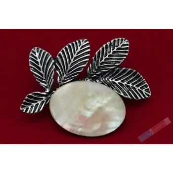 Brož Brož z mléčné perleti ve tvaru lískového oříšku s lístečky, cca 44 x 32 mm (BP650L)