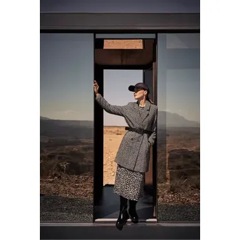 Dámský kabát Dámský kabát vzor rybí kosti MOODO - černý Marisse černá | bílá | šedá | vícebarevná | vícebarevná 3387308