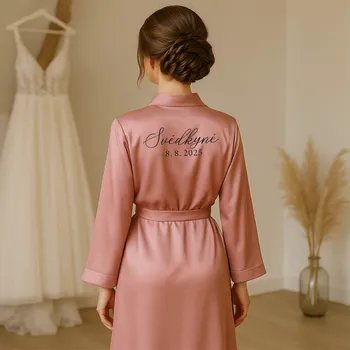 Dámské noční prádlo Saténový župánek s potiskem SVĚDKYNĚ a datem svatby Barva: Růžový župánek, Velikost: S, Varianta: Bez svíčky