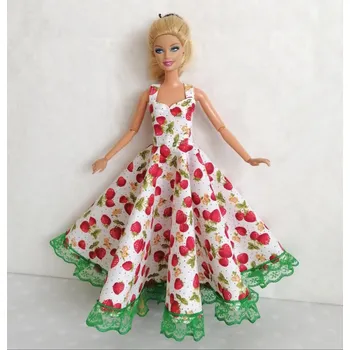 Oblečky pro panenku Barbie - šaty dlouhé s krajkou jahodové