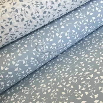 Bavlněná dovoz látka šíře 240cm - Ginkgo bílý na modré (50cm)