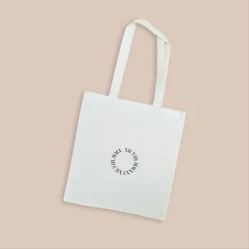 Taška s vyšitím ŘÍMSKÝCH ČÍSEL Umístění výšivky: Střed tašky - Tvořící kruh, Barva nitě: Černá, Barva tašky: Béžová