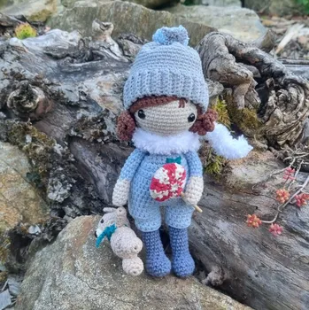 Dekorace do dětského pokoje Háčkovaná panenka Katka s medvídkem - dekorace do dětského pokoje