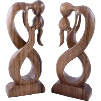 Dřevěná soška polibek při tanci 30 cm