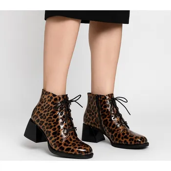 Dámské sandále Letizia Dámské kotníkové boty s leopardí texturou, šněrováním a širším podpatkem Velikost: 40