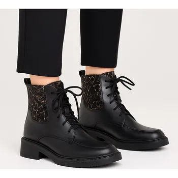 Dámské sandále Letizia Dámské černé kožené kotníčkové boty s metalickým detailem a šněrováním Velikost: 37