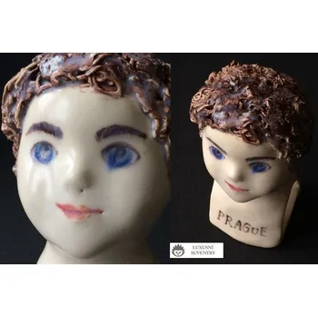 SUVENÝR PRAGUE - ORIGINÁLNÍ KERAMICKÝ STOJÁNEK NA UBROUSKY - VESELÝ MLÁDENEC