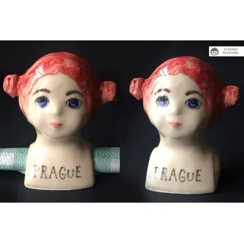 SUVENÝR PRAGUE - ORIGINÁLNÍ KERAMICKÝ STOJÁNEK NA UBROUSKY - ROZTOMILÁ HOLKA