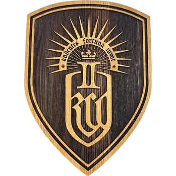 Dřevěná hračka Kingdom Come: Deliverance 2 - malý dřevěný štít na stěnu (14 x 20 cm)