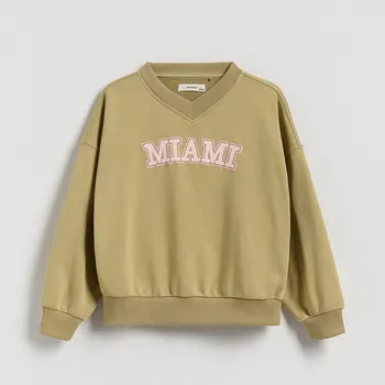 Dětská móda Reserved - Mikina s&nbsp;vystouplým nápisem - světle olivová - 243FA-81X - 243FA-81X-U13