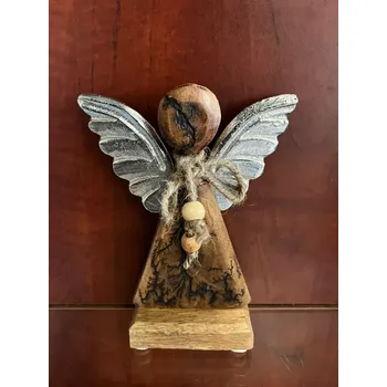 Dřevěná soška s kovovými křídly (Anděl strážný)