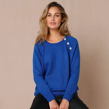 Dámský svetr Pulovr s ozdobnými bižu knoflíky na rameni královská modrá 54