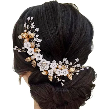 Svatební dekorace Zlatý svatební hřeben s bílými květy, zdobený krystaly a perlami, 14x8 cm