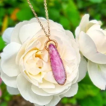 Náhrdelník Tugtupit - šperk s tugtupitem, Grónsko - přívěsek/náhrdelník ŠPERKY S PŘÍRODNÍMI KRYSTALY