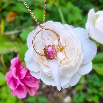 Náhrdelník Tugtupit a lemurský křišťál - šperk/náhrdelník AUTORSKÁ TVORBA ŠPERKŮ Z MINERÁLŮ