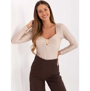 Béžová dámská halenka s ozdobnou broží a vyztuženými košíčky IT-BZ-21629.82-beige Velikost: ONE SIZE