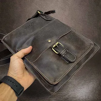 Tenká hnědá kožená messenger taška v černém broušeném odstínu Bez personalizace - individuální přání řešíme po domluvě.