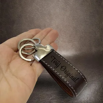 Pevná hnědá kožená klíčenka s vlastním textem nebo monogramem Možnost gravírování z obou stran