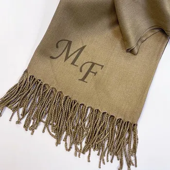 Šála Luxusní světle hnědá pašmína s monogramem – elegantní a osobní styl Vyberte variantu: + MONOGRAM | zdarma | + prémiové dárkové balení BE Original