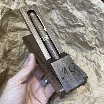 Sada pera s tužkou Luxusní dřevěné pero s gravírováním – originální a osobní dárek v dárkovém stojánku. Vyberte variantu: bez jakékoliv úpravy Originální personalizace monogram, text