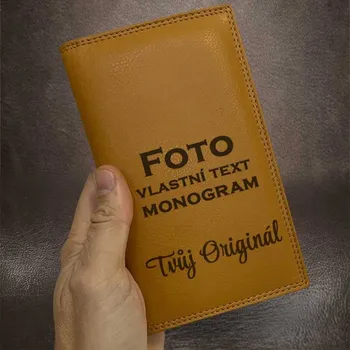 Peněženka Tvujoriginal Kompaktní pískové kožené pouzdro TILLBERG s vlastním monogramem, textem nebo fotkou – peněženka a obal v jednom Hnědá