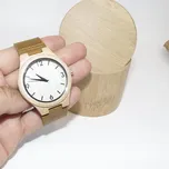 Světle hnědé dřevěné hodinky s koženým páskem a gravírováním textu + gravírování i na dárkovou krabičku