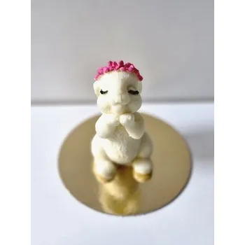 Jedlá dekorace na dort Čokoládová figurka zajíček s růžovou čelenkou