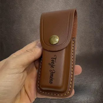 kapesní nůž Tvujoriginal Kožené pouzdro na nože s vlastním textem Pořiďte si kvalitní zpevněné pouzdro na kapesní nože, pouzdro je v hnědé barvě, můžete uvést monogram, text apod. a máte hned dokonalý originál