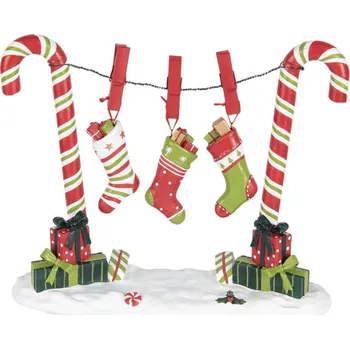 Zeleno-červená vánoční dekorace cukrové hůlky Candy Cane s ponožkami na šňůře – 32x10x25 cm