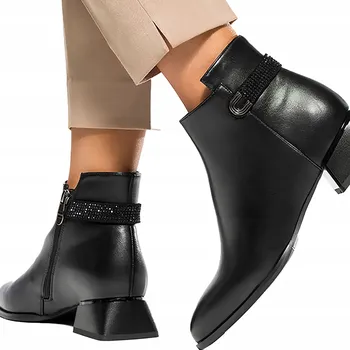 Dámská zimní obuv DÁMSKÉ ČERNÉ KOTNÍKOVÉ BOTY NA OZDOBNÉM BLOKOVÉM PODPATKU, MÓDNÍ PÁSEK SE ZIRKONY, vel. 37