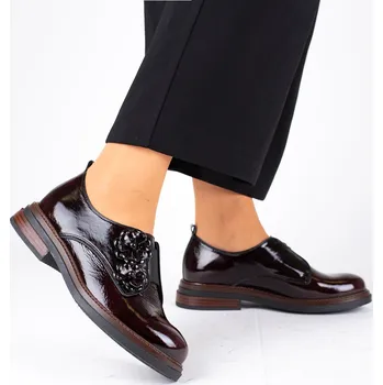 Dámské sandále Letizia Dámské vínové mokasíny z lakované kůže s květinovým detailem Velikost: 40