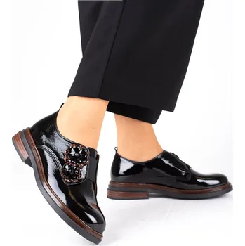 Dámské sandále Letizia Dámské černé mokasíny z lakované kůže s květinovým detailem Velikost: 39