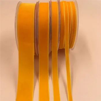 Vánoční dekorace Sametová stužka na balení dárků, či výrobu dekorací (183 m x 9 mm) Barva: Golden Yellow V022